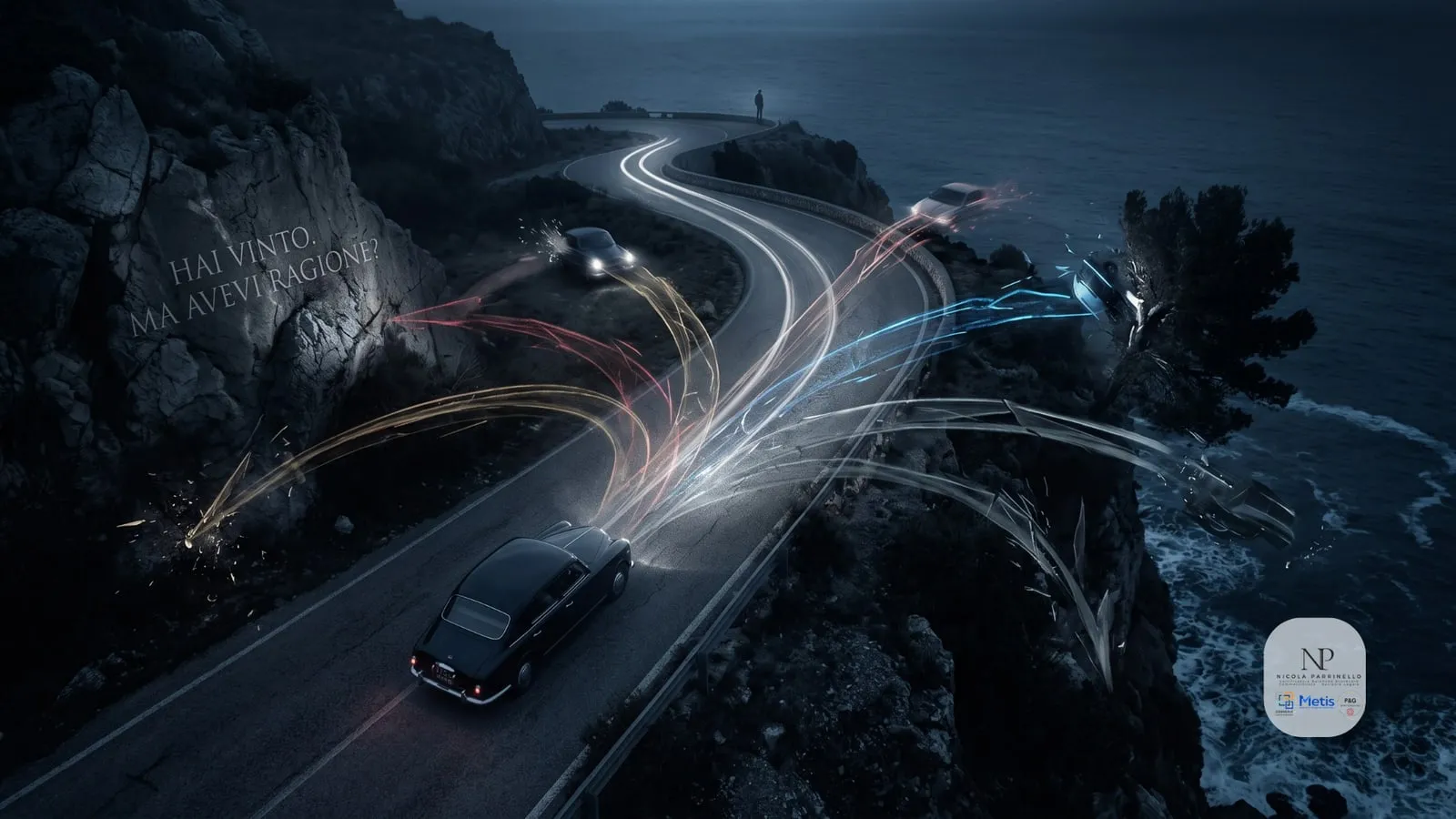 Una strada costiera di notte vista dall’alto, con un’auto d’epoca e scie di luce che si dividono in più direzioni; sulla roccia è inciso il titolo del saggio